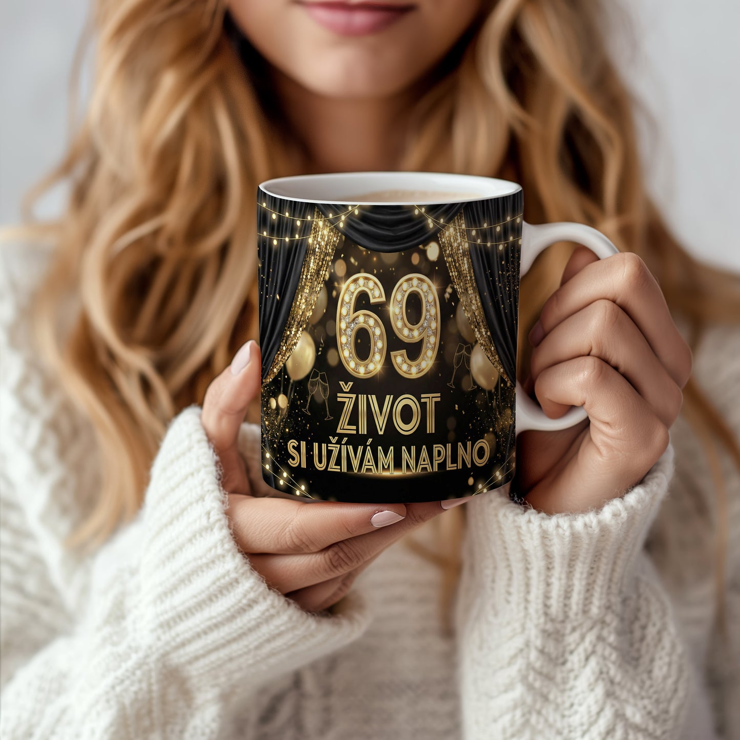 Narozeninový hrnek 69 let – ŽIVOT SI UŽÍVÁM NAPLNO