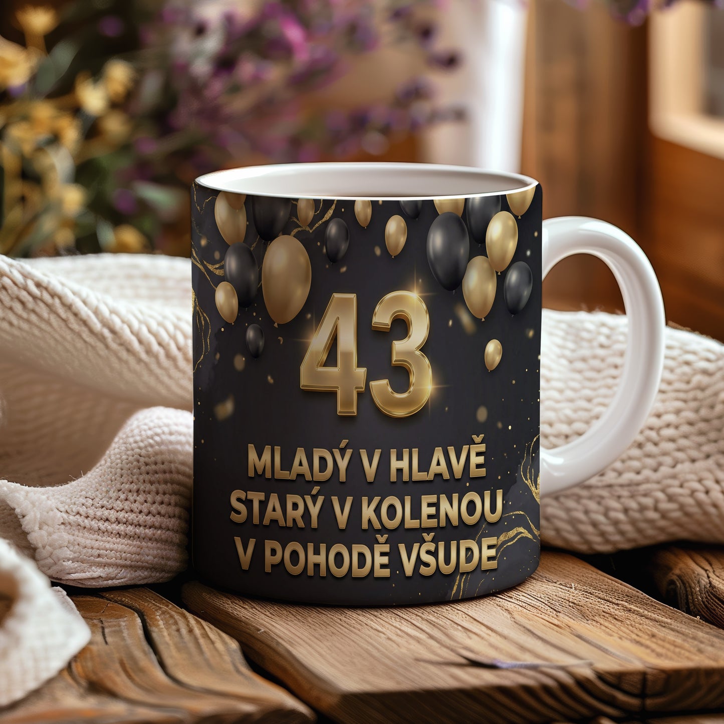 Narozeninový hrnek 43 let – MLADÝ V HLAVĚ, STARÝ V KOLENOU, V POHODĚ VŠUDE