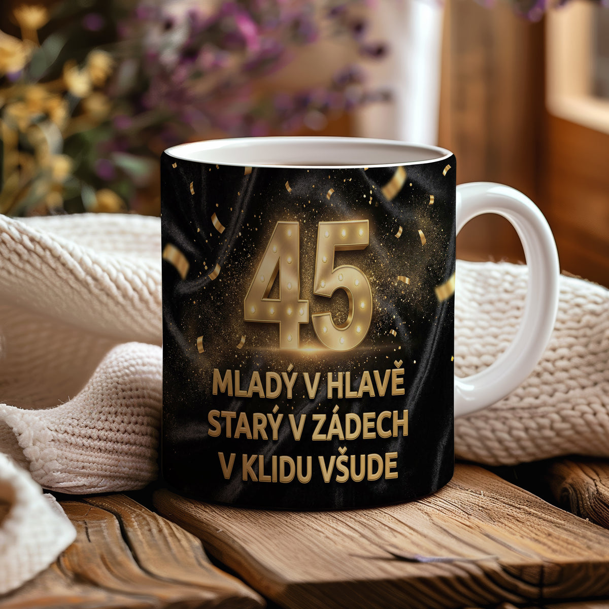 Narozeninový hrnek 45 let – MLADÝ V HLAVĚ, STARÝ V ZÁDECH, V KLIDU VŠUDE