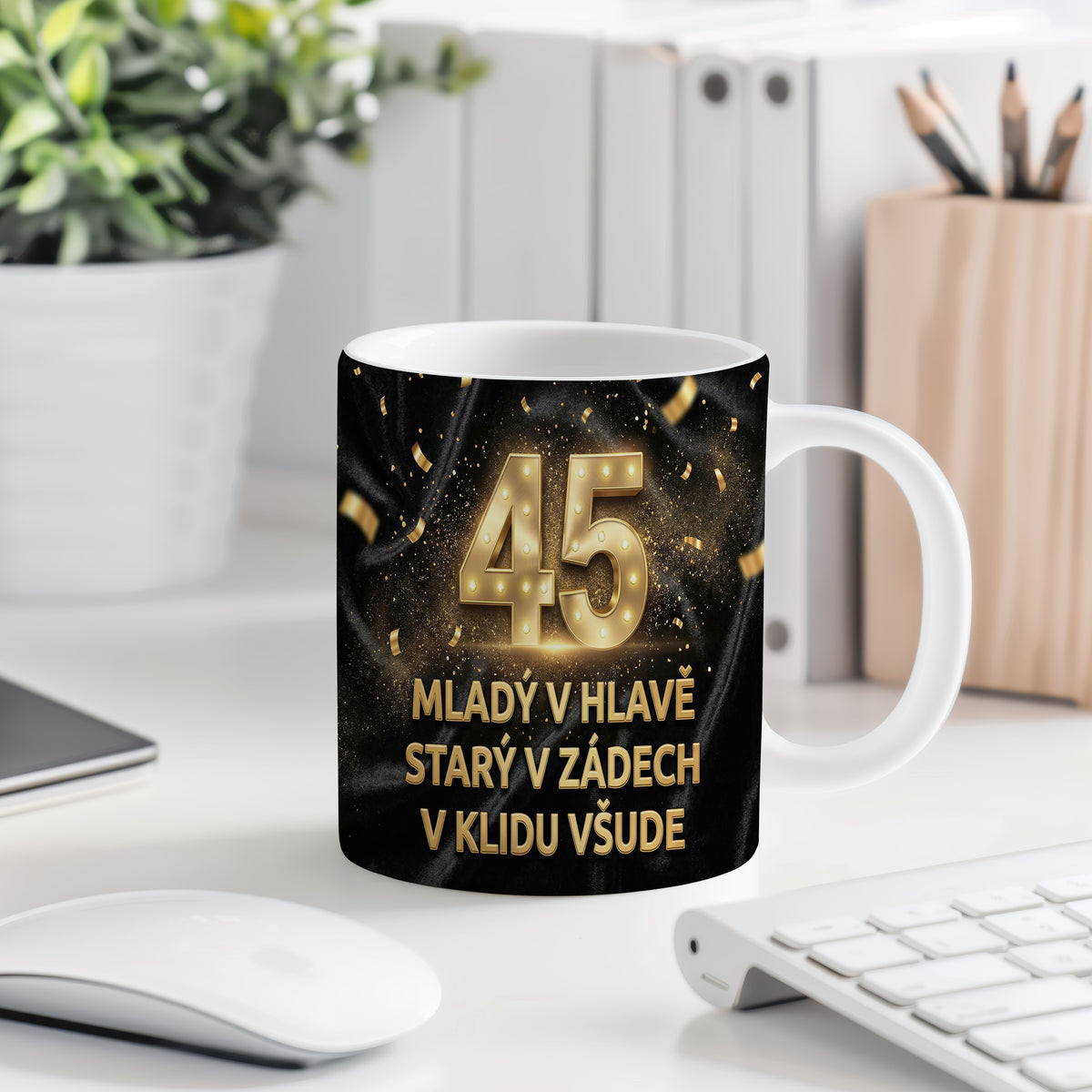 Narozeninový hrnek 45 let – MLADÝ V HLAVĚ, STARÝ V ZÁDECH, V KLIDU VŠUDE