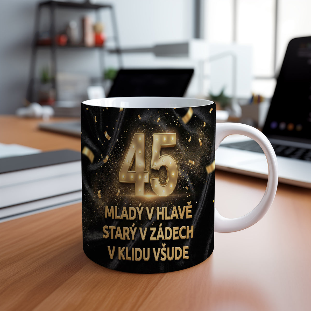 Narozeninový hrnek 45 let – MLADÝ V HLAVĚ, STARÝ V ZÁDECH, V KLIDU VŠUDE