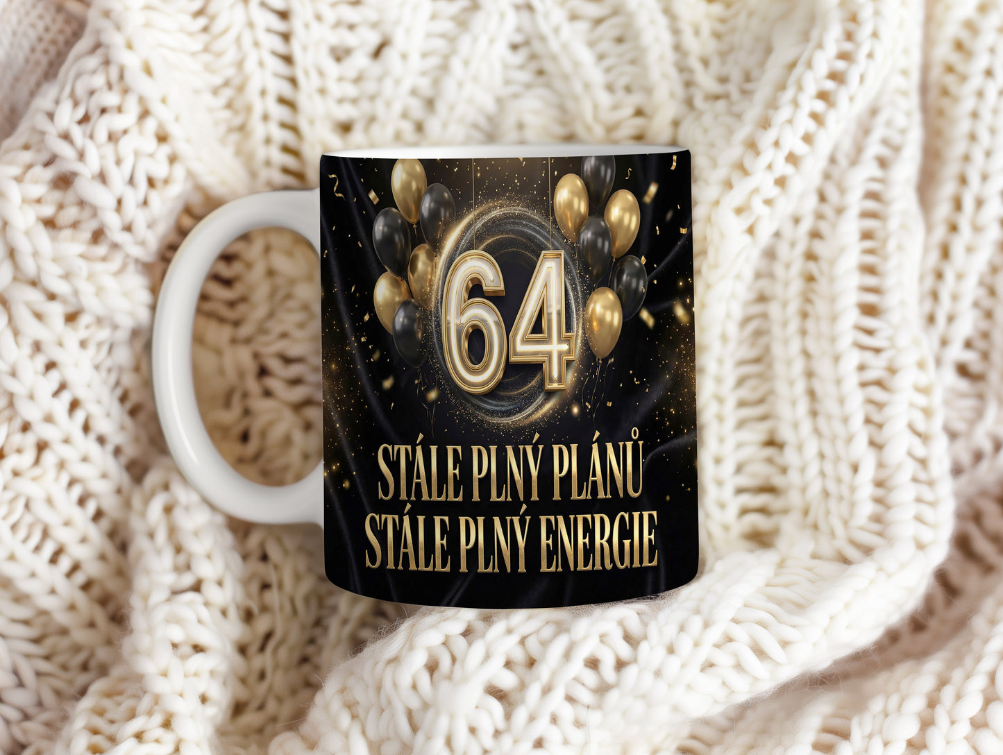 Narozeninový hrnek 64 let – STÁLE PLNÝ PLÁNŮ STÁLE PLNÝ ENERGIE