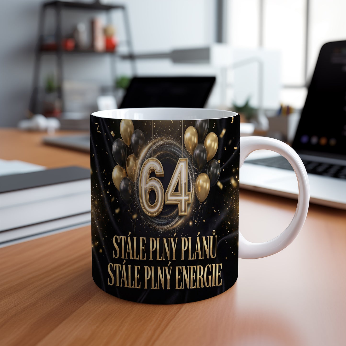 Narozeninový hrnek 64 let – STÁLE PLNÝ PLÁNŮ STÁLE PLNÝ ENERGIE