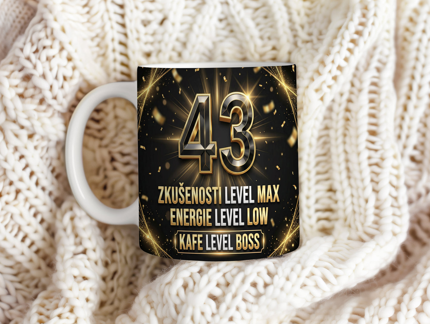 Narozeninový hrnek 43 let – ZKUŠENOSTI LEVEL MAX ENERGIE LEVEL LOW KAFE LEVEL BOSS