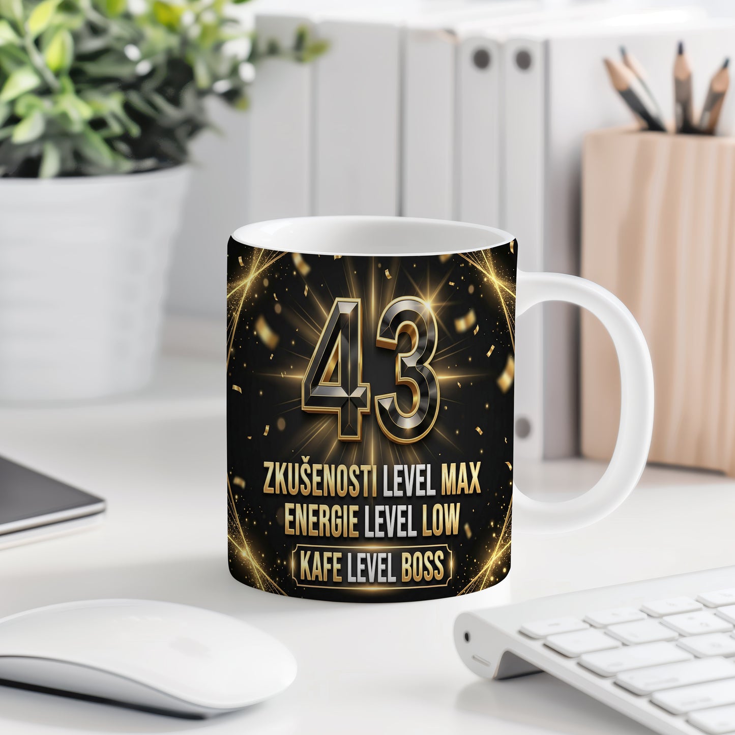Narozeninový hrnek 43 let – ZKUŠENOSTI LEVEL MAX ENERGIE LEVEL LOW KAFE LEVEL BOSS