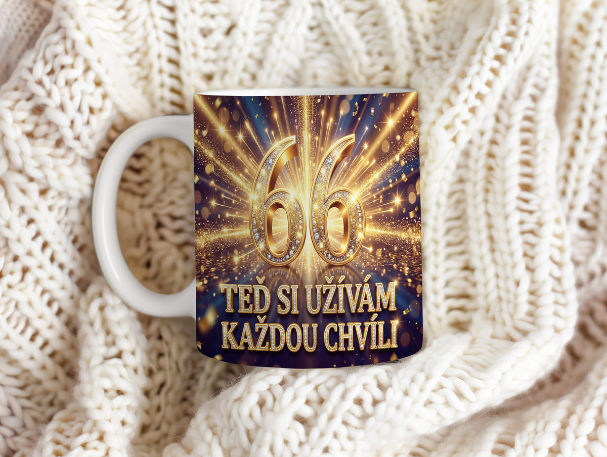 Narozeninový hrnek 66 let – TEĎ SI UŽÍVÁM KAŽDOU CHVÍLI