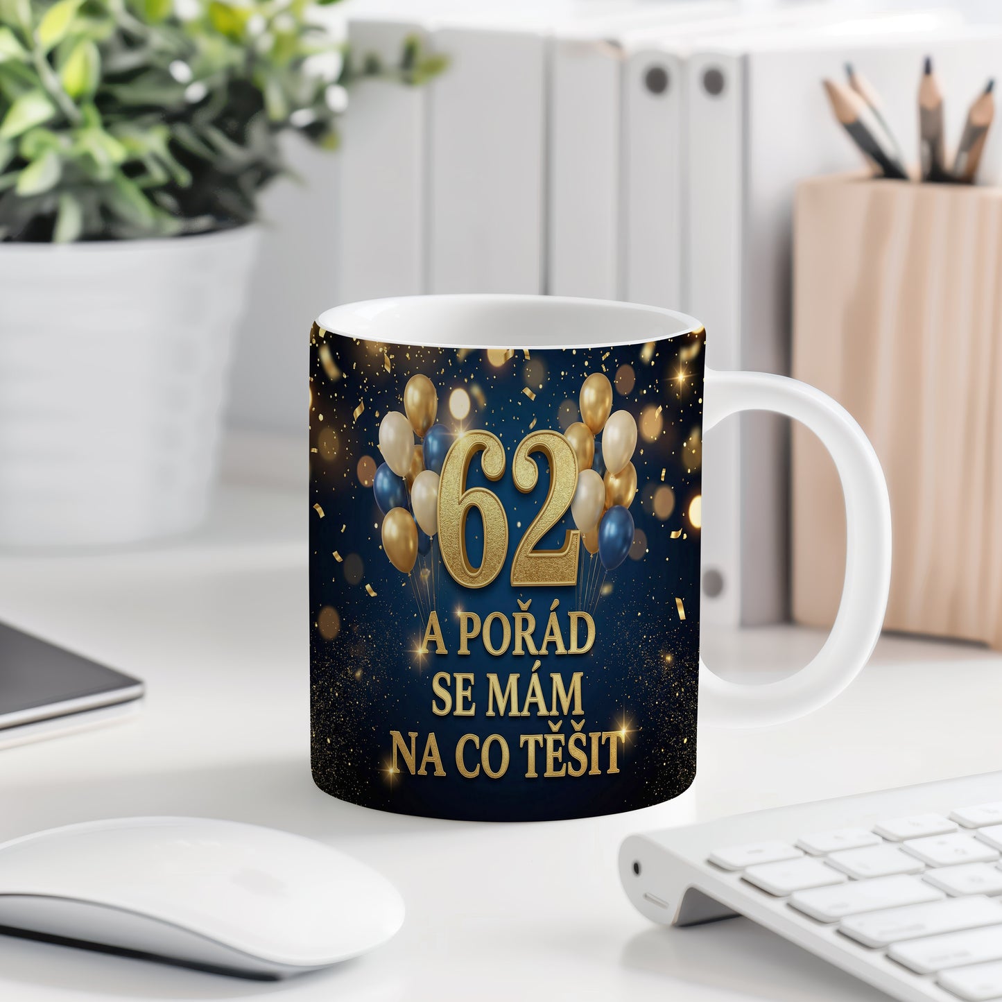 Narozeninový hrnek 62 let – A POŘÁD SE MÁM NA CO TĚŠIT