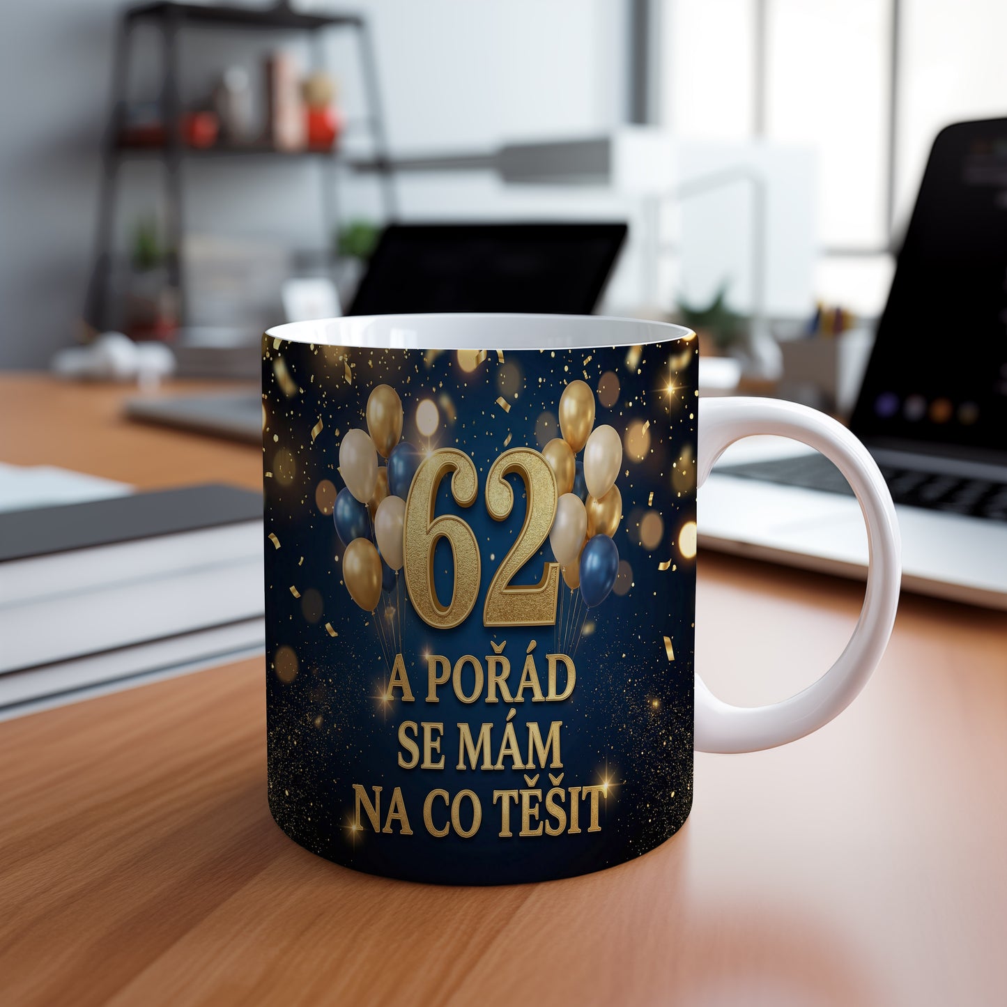 Narozeninový hrnek 62 let – A POŘÁD SE MÁM NA CO TĚŠIT