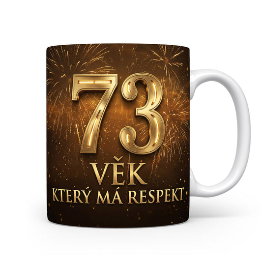 Hnědý hrnek s číslem 73 a textem 'VĚK, KTERÝ MÁ RESPEKT'.