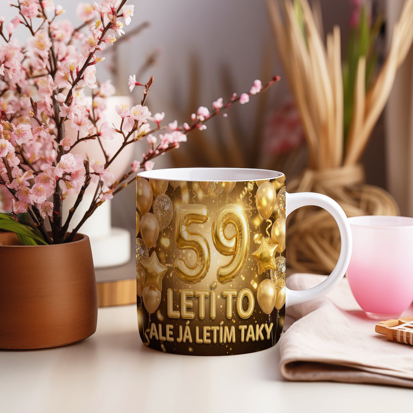 Narozeninový hrnek 59 let – LETÍ TO ALE JÁ LETÍM TAKY