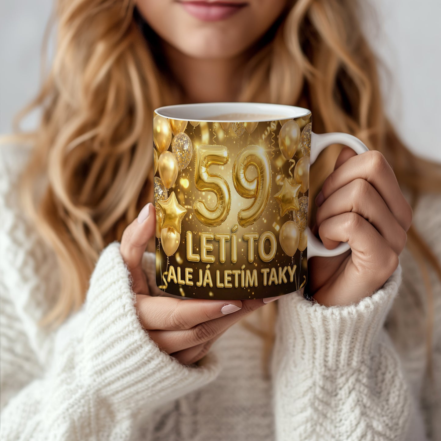 Narozeninový hrnek 59 let – LETÍ TO ALE JÁ LETÍM TAKY