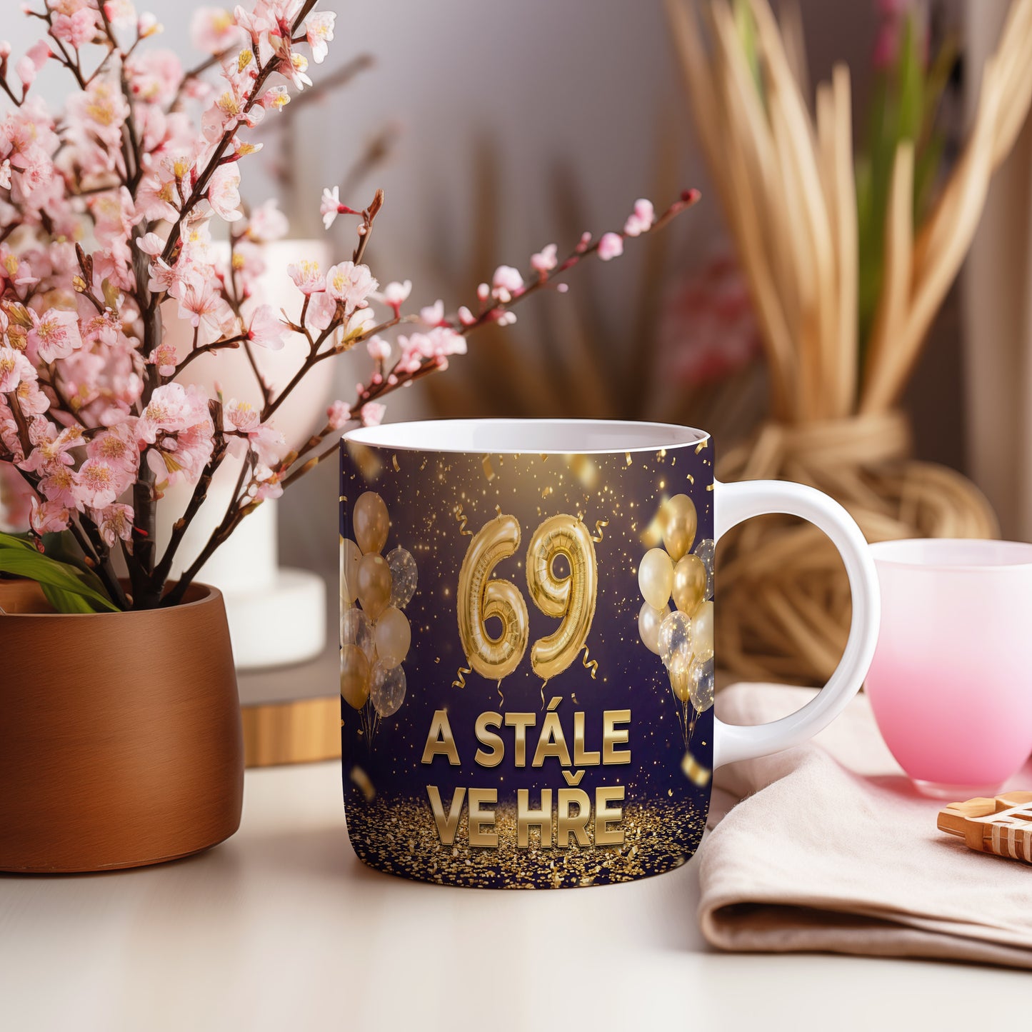 Narozeninový hrnek 69 let – A STÁLE VE HŘE