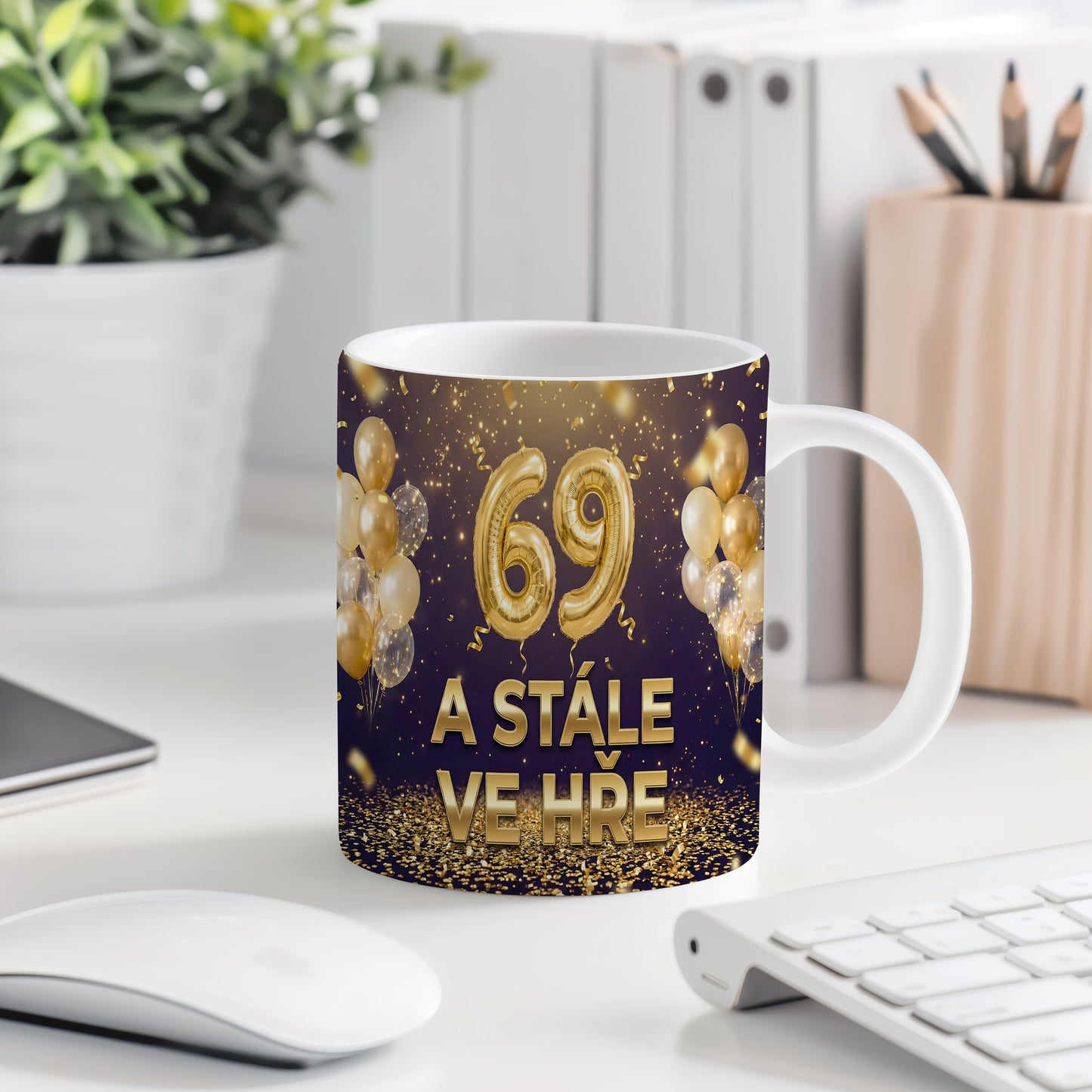 Narozeninový hrnek 69 let – A STÁLE VE HŘE