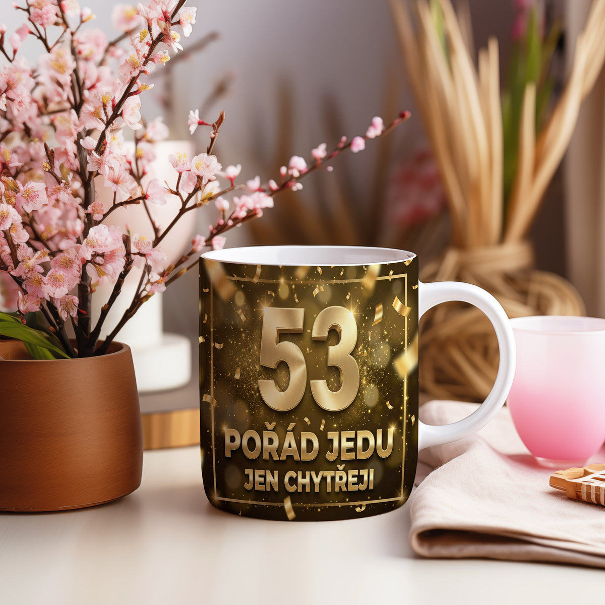 Narozeninový hrnek 53 let – POŘÁD JEDU JEN CHYTŘEJI