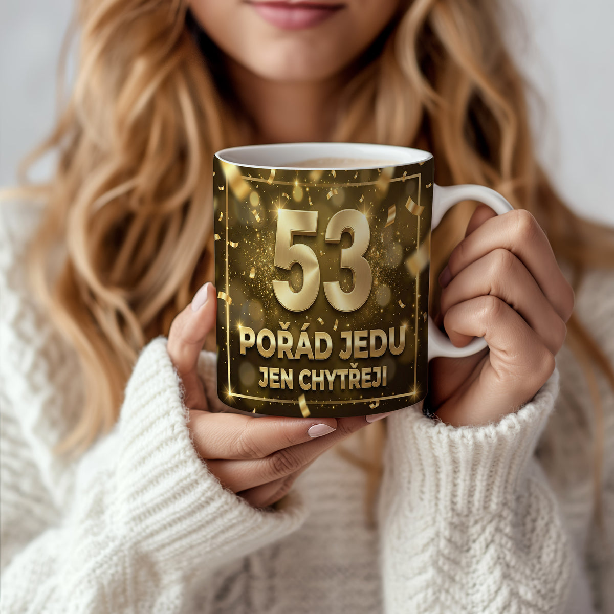 Narozeninový hrnek 53 let – POŘÁD JEDU JEN CHYTŘEJI