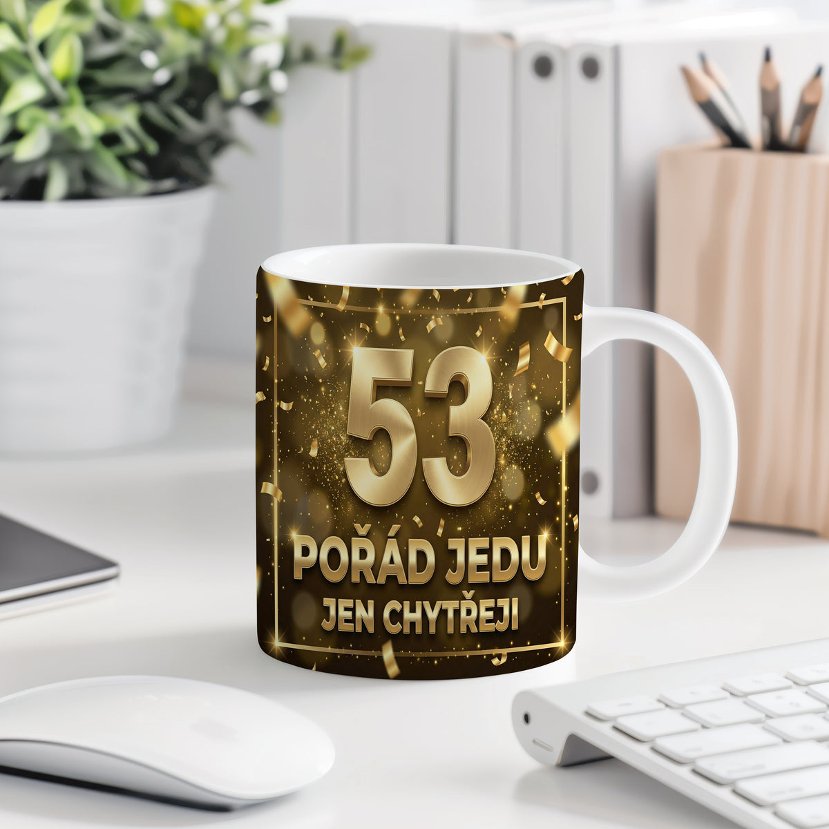 Narozeninový hrnek 53 let – POŘÁD JEDU JEN CHYTŘEJI