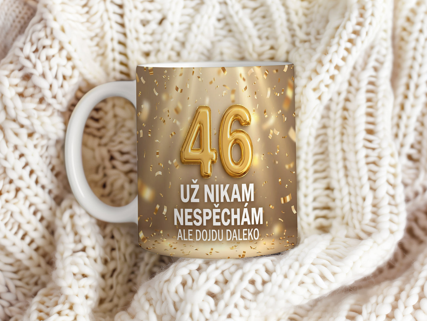 Narozeninový hrnek 46 let – UŽ NIKAM NESPĚCHÁM ALE DOJDU DALEKO