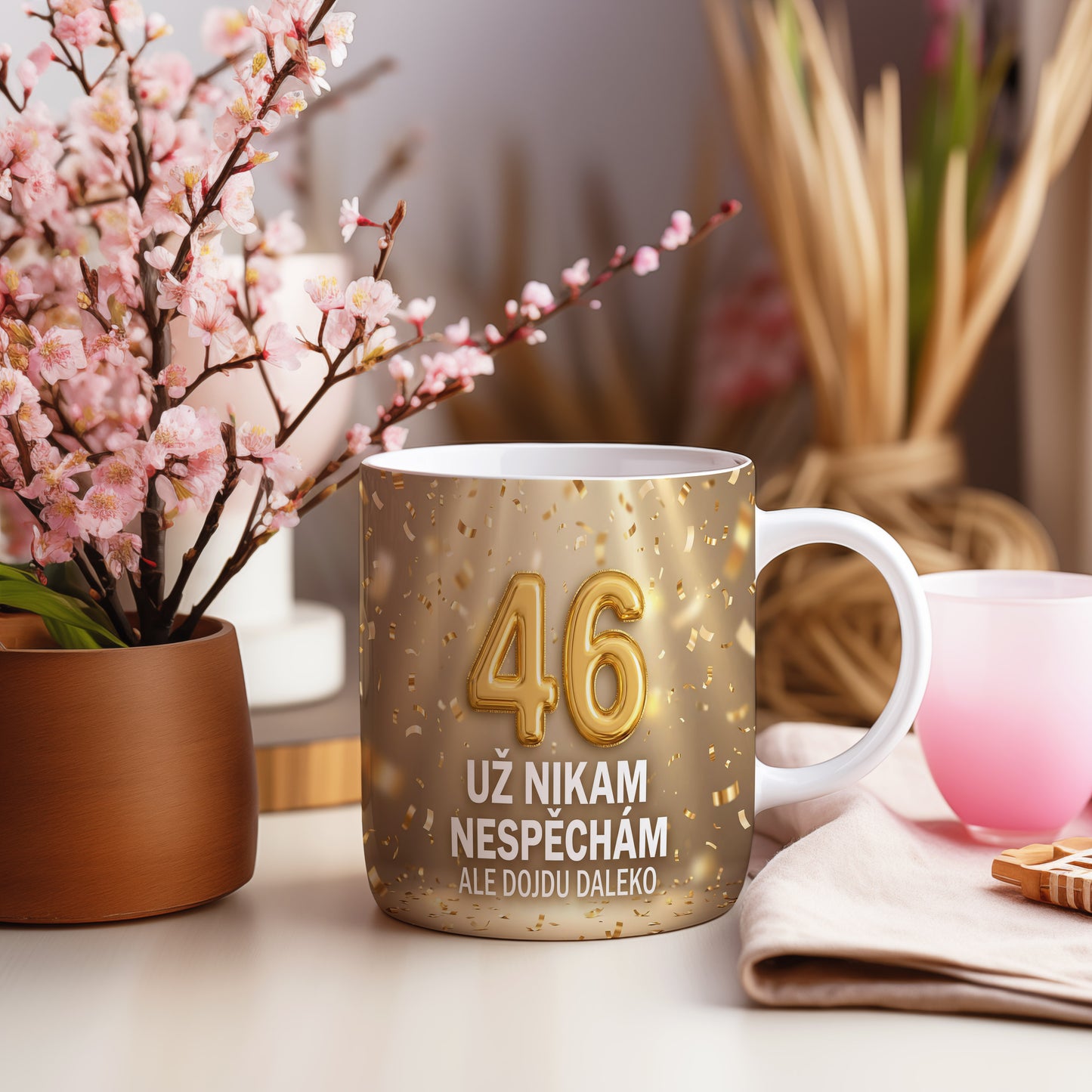 Narozeninový hrnek 46 let – UŽ NIKAM NESPĚCHÁM ALE DOJDU DALEKO