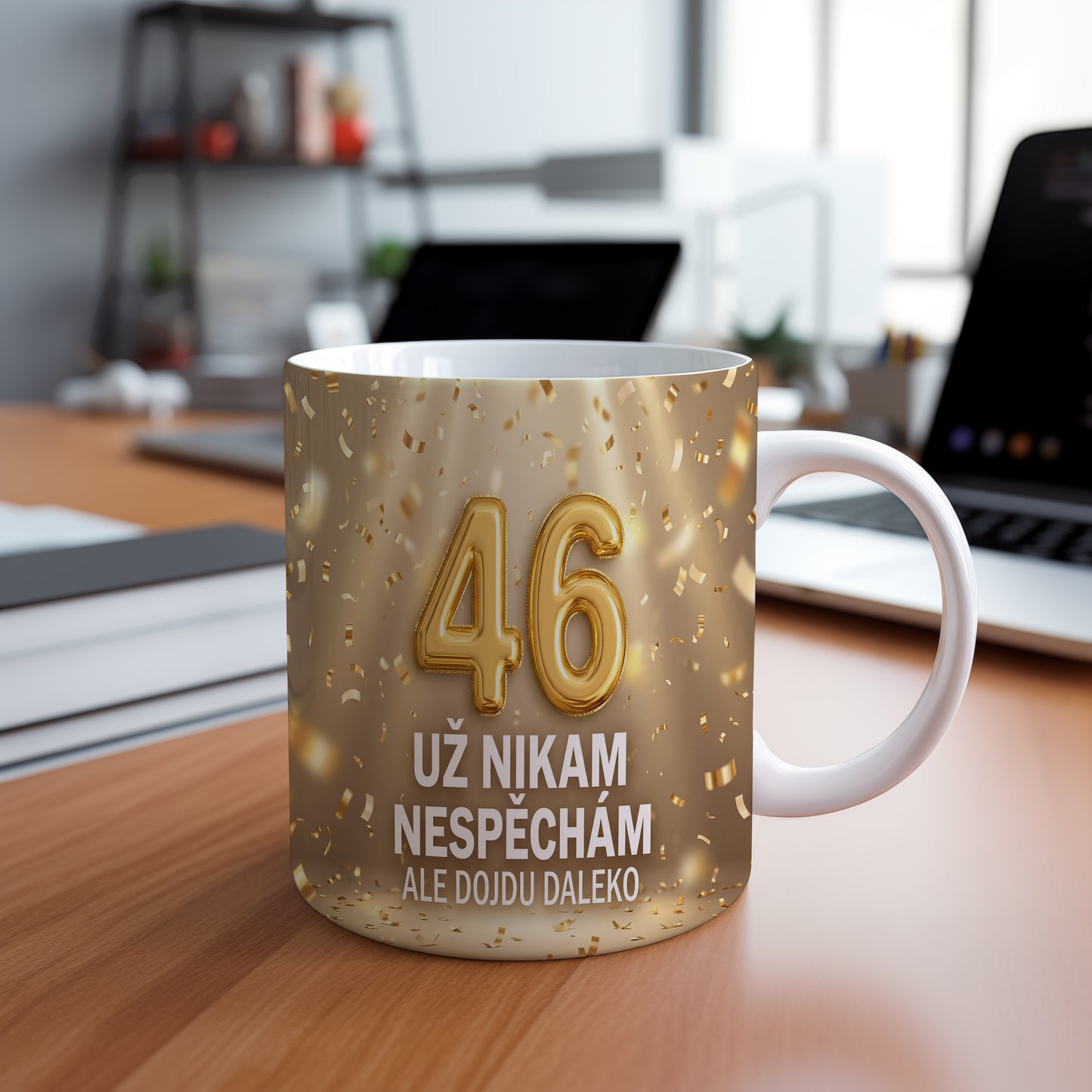 Narozeninový hrnek 46 let – UŽ NIKAM NESPĚCHÁM ALE DOJDU DALEKO