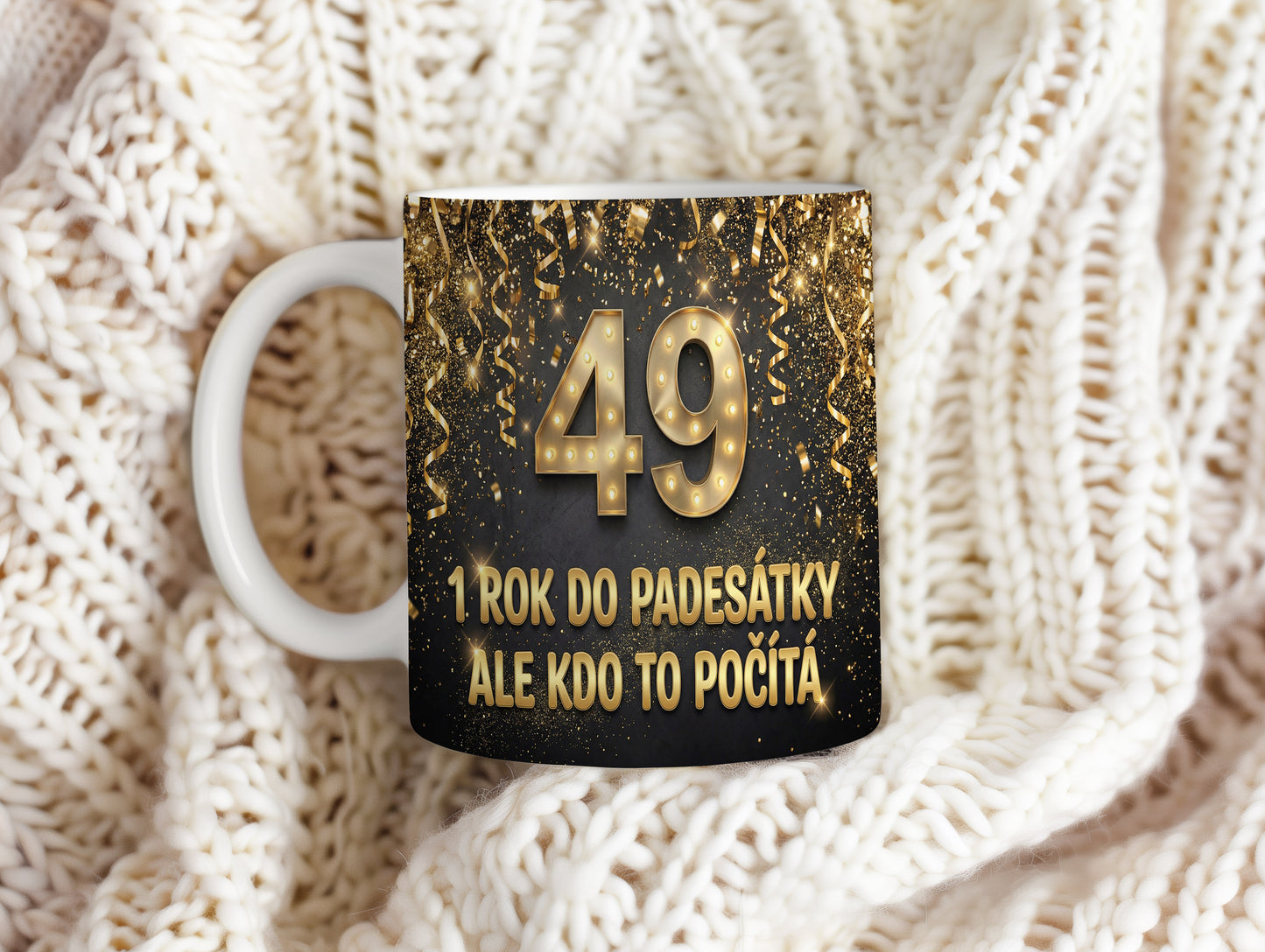 Narozeninový hrnek 49 let – 1 ROK DO PADESÁTKY ALE KDO TO POČÍTÁ