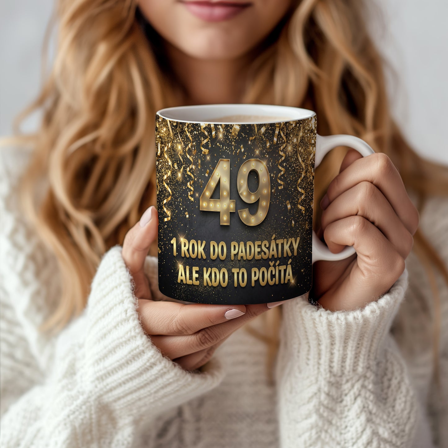 Narozeninový hrnek 49 let – 1 ROK DO PADESÁTKY ALE KDO TO POČÍTÁ