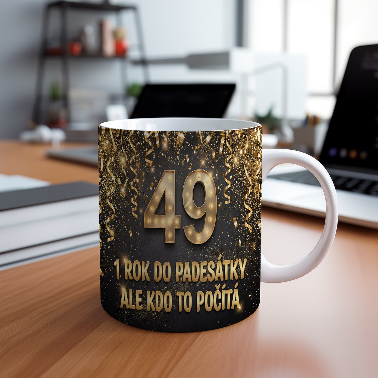 Narozeninový hrnek 49 let – 1 ROK DO PADESÁTKY ALE KDO TO POČÍTÁ