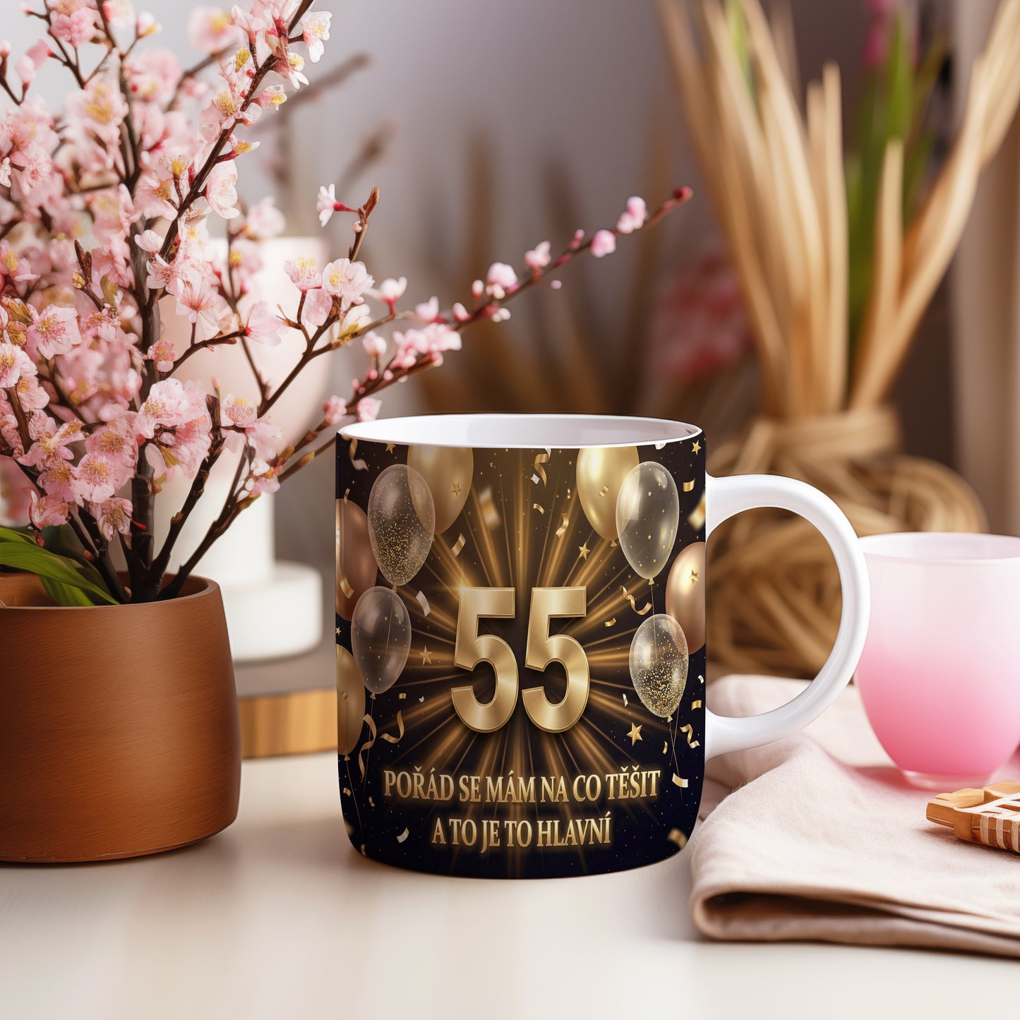 Narozeninový hrnek 55 let – POŘÁD SE MÁM NA CO TĚŠIT A TO JE TO HLAVNÍ