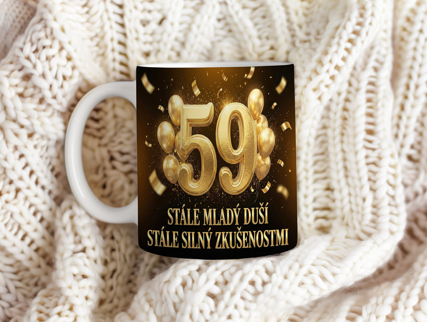 Narozeninový hrnek 59 let – STÁLE MLADÝ DUŠÍ STÁLE SILNÝ ZKUŠENOSTMI