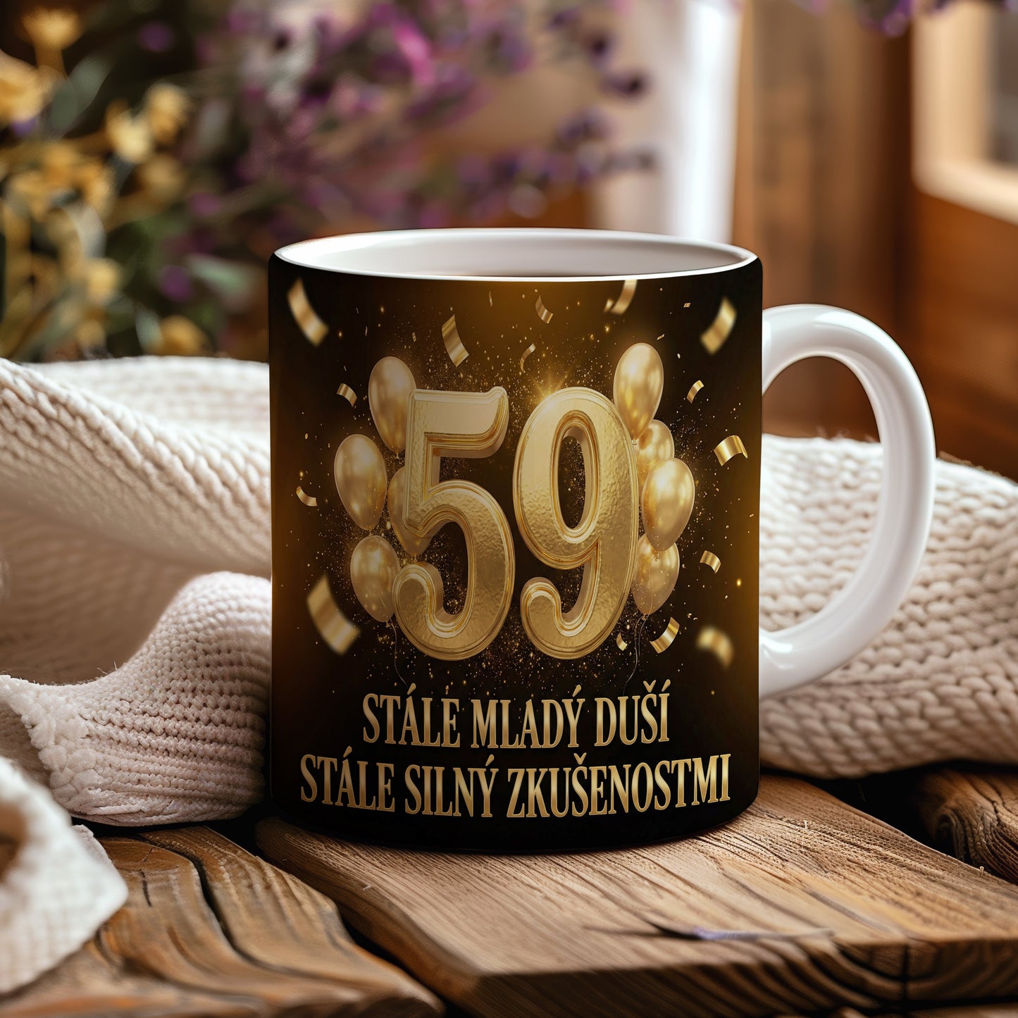 Narozeninový hrnek 59 let – STÁLE MLADÝ DUŠÍ STÁLE SILNÝ ZKUŠENOSTMI