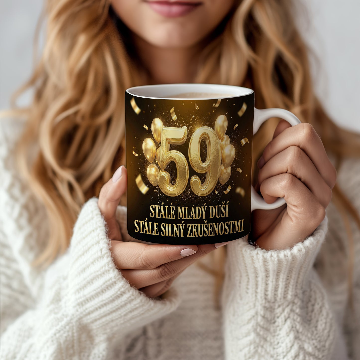 Narozeninový hrnek 59 let – STÁLE MLADÝ DUŠÍ STÁLE SILNÝ ZKUŠENOSTMI
