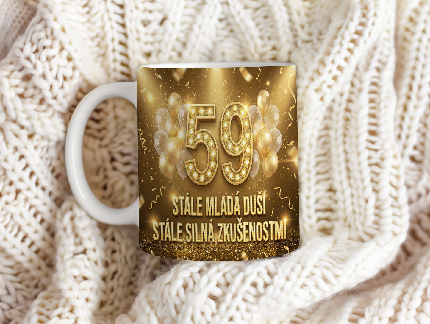 Narozeninový hrnek 59 let – STÁLE MLADÁ DUŠÍ, STÁLE SILNÁ ZKUŠENOSTMI