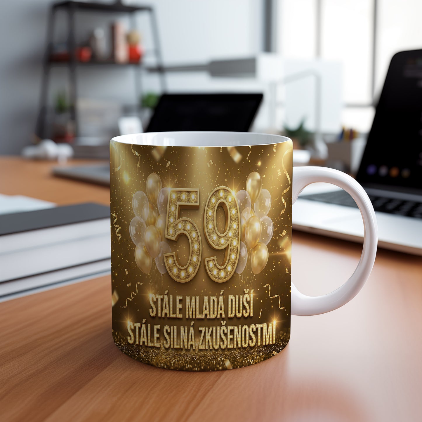 Narozeninový hrnek 59 let – STÁLE MLADÁ DUŠÍ, STÁLE SILNÁ ZKUŠENOSTMI