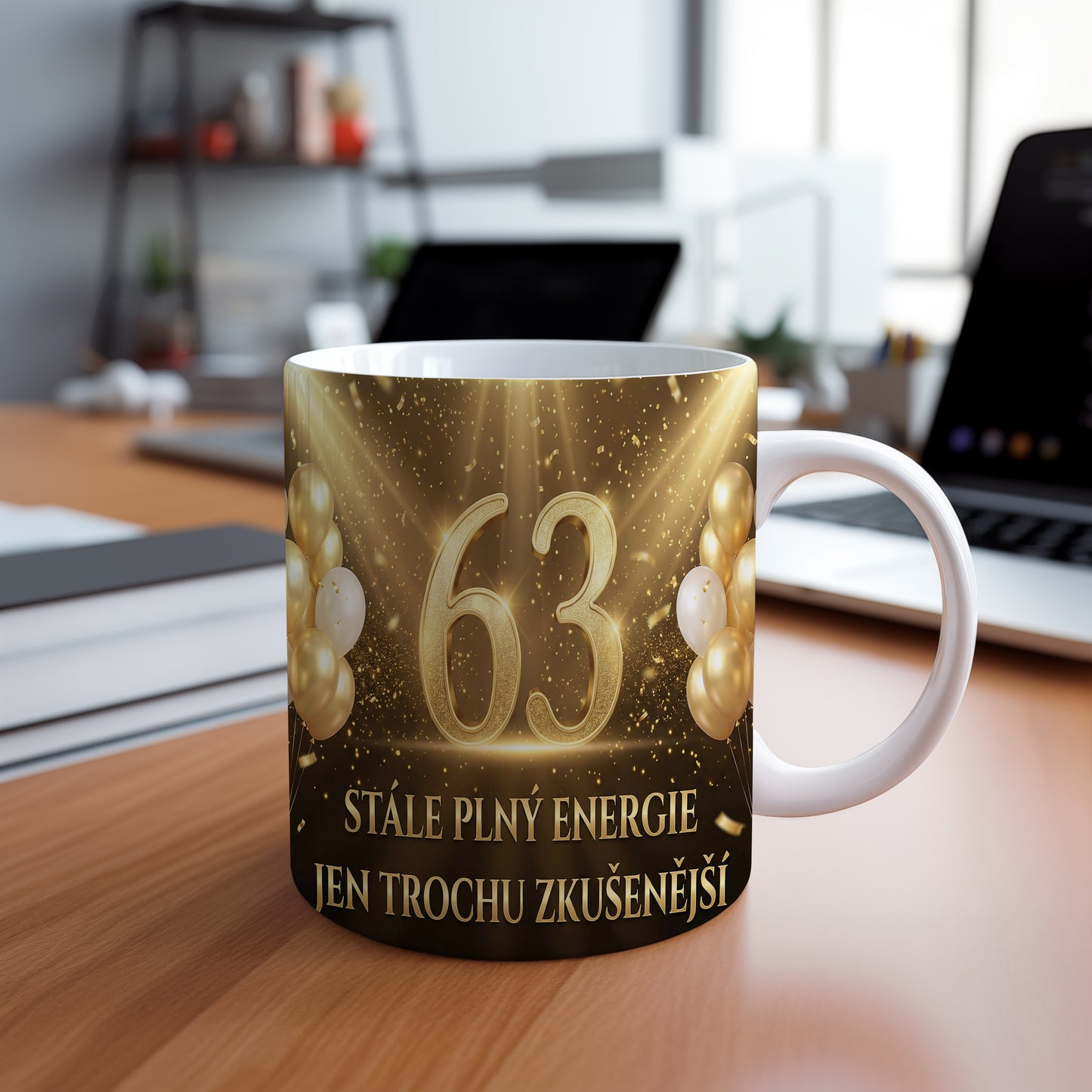 Narozeninový hrnek 63 let – STÁLE PLNÝ ENERGIE, JEN TROCHU ZKUŠENĚJŠÍ
