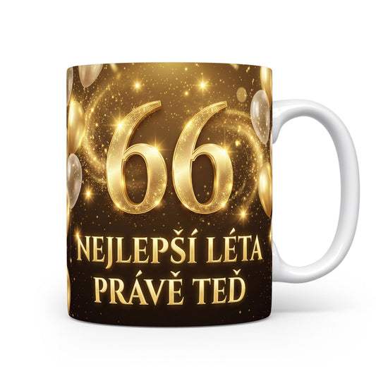 Hnědý hrnek s číslem 66 a nápisem NEJLEPŠÍ LÉTA PRÁVĚ TEĎ