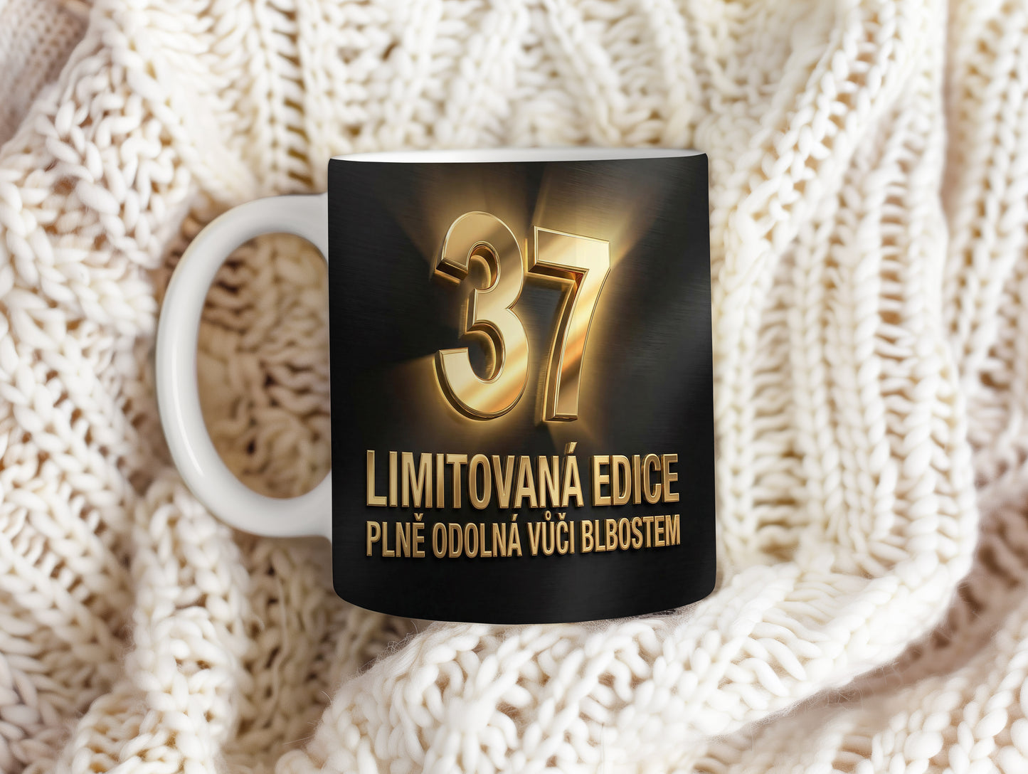 Narozeninový hrnek 37 let – LIMITOVANÁ EDICE PLNĚ ODOLNÁ VŮČI BLBOSTEM