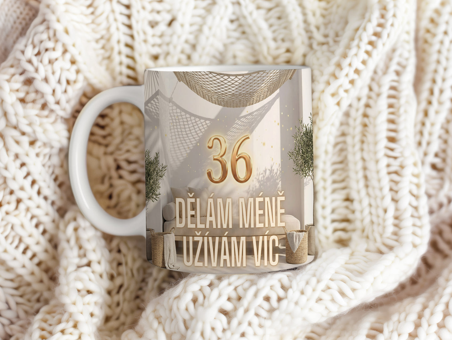 Narozeninový hrnek 36 let – DĚLÁM MÉNĚ UŽÍVÁM VÍC