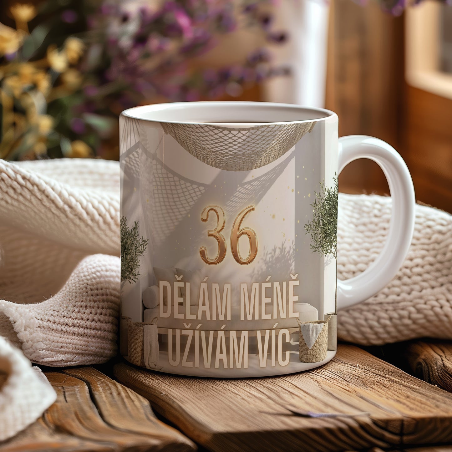 Narozeninový hrnek 36 let – DĚLÁM MÉNĚ UŽÍVÁM VÍC