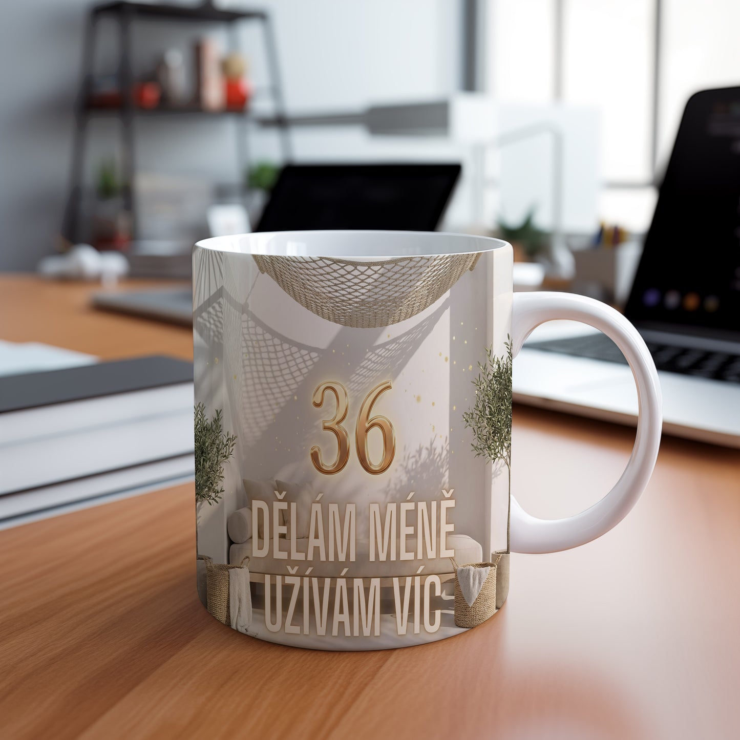 Narozeninový hrnek 36 let – DĚLÁM MÉNĚ UŽÍVÁM VÍC