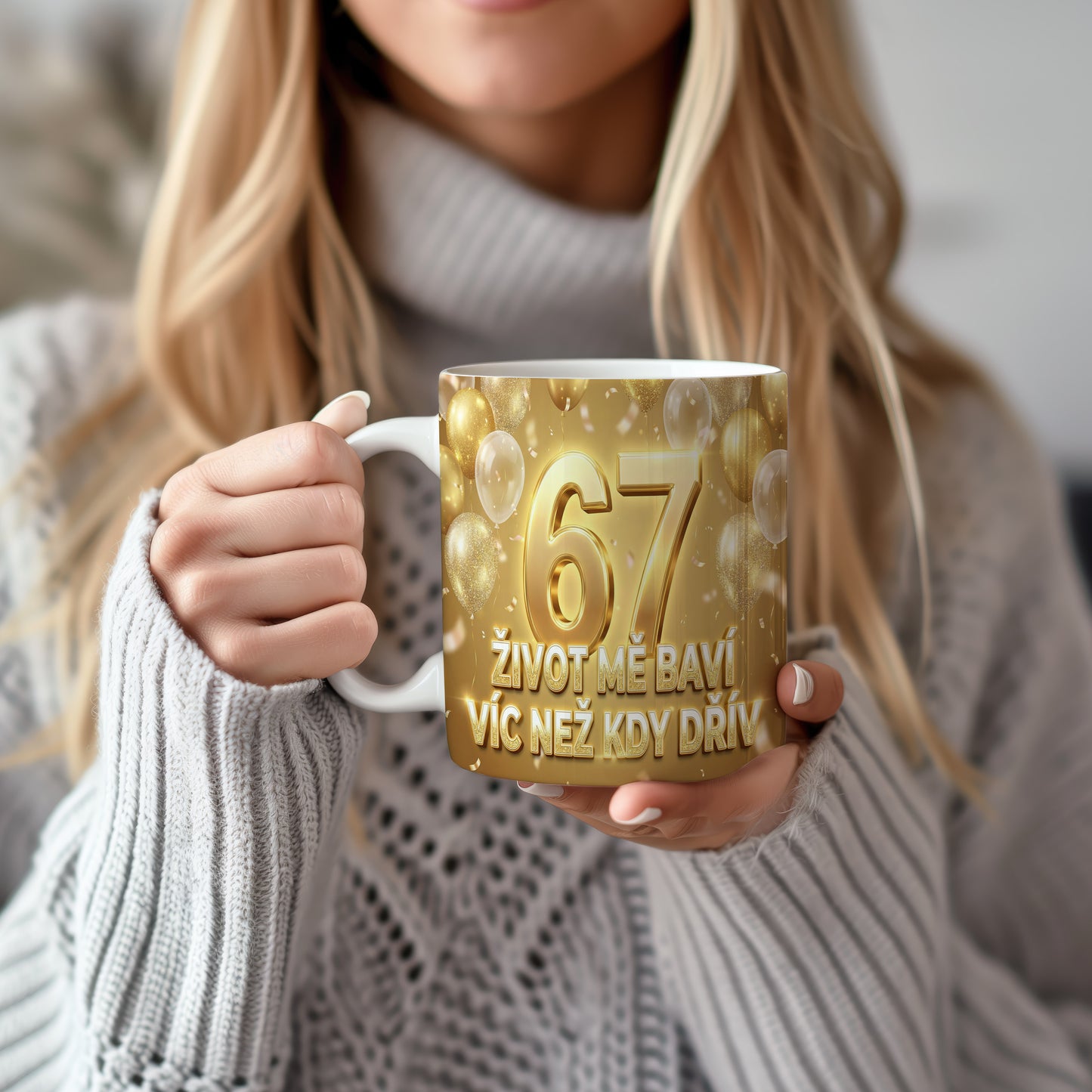 Narozeninový hrnek 67 let – ŽIVOT MĚ BAVÍ VÍC NEŽ KDY DŘÍV
