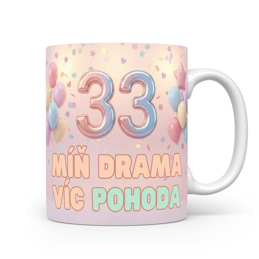 Narozeninový hrnek s číslem 33 a nápisem MÍŇ DRAMA VÍC POHODA