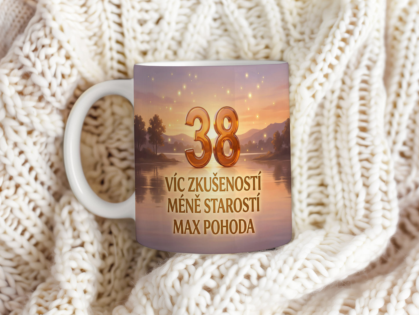 Narozeninový hrnek 38 let – VÍC ZKUŠENOSTÍ MÉNĚ STAROSTÍ MAX POHODA