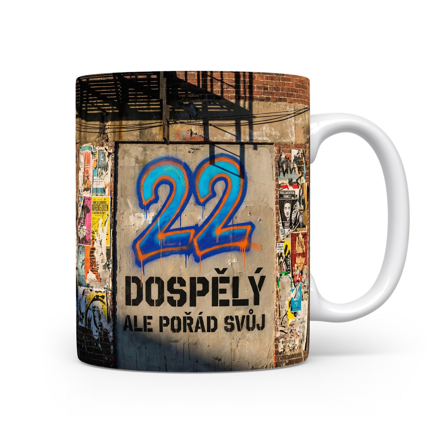 Hrnček s nápisem 22 DOSPĚLÝ ALE POŘÁD SVŮJ