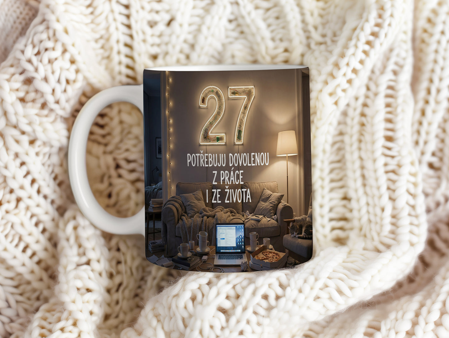 Narozeninový hrnek 27 let – POTŘEBUJU DOVOLENOU Z PRÁCE I ZE ŽIVOTA