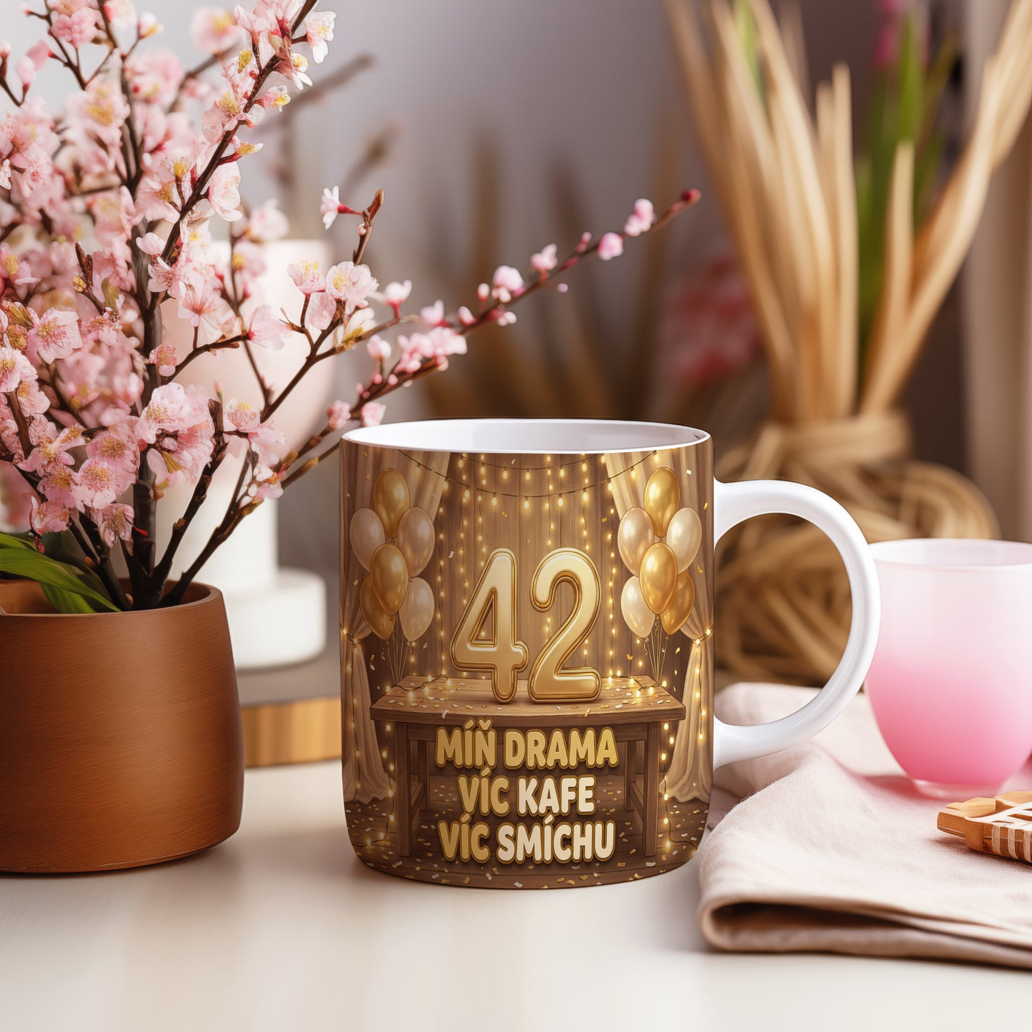 Narozeninový hrnek 42 let – MÍŇ DRAMA VÍC KAFE VÍC SMÍCHU