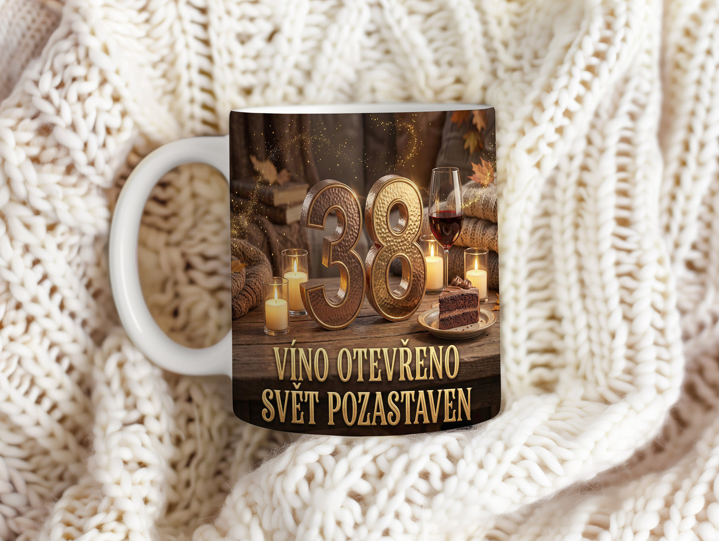 Narozeninový hrnek 38 let – VÍNO OTEVŘENO, SVĚT POZASTAVEN