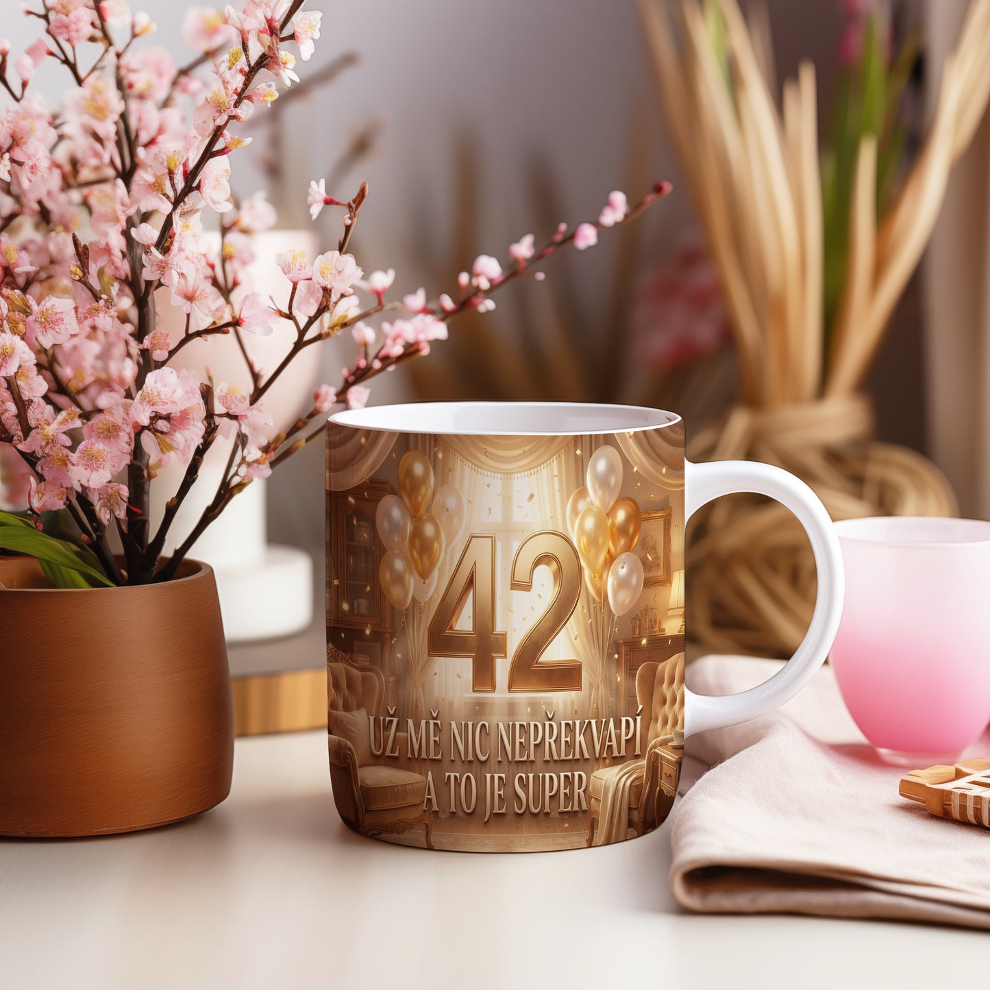 Narozeninový hrnek 42 let – UŽ MĚ NIC NEPŘEKVAPÍ A TO JE SUPER