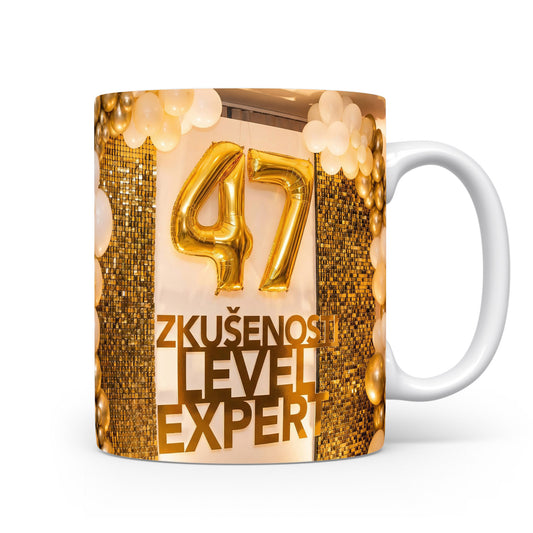 Narozeninový hrnek s číslem 47 a nápisem ZKUŠENOSTI LEVEL EXPERT