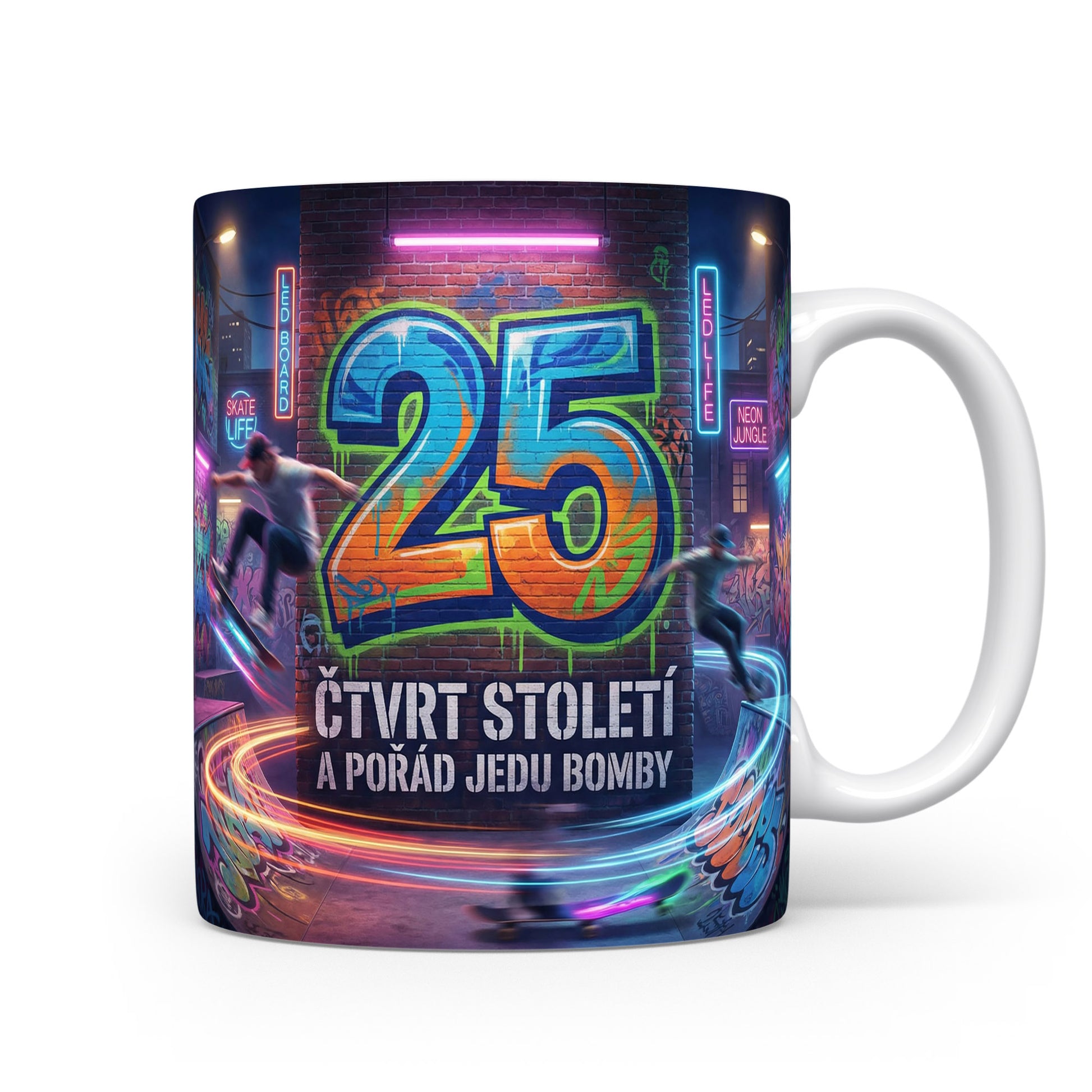 Hrnček s nápisem ČTVRT STOLETÍ A POŘÁD JEDU BOMBY