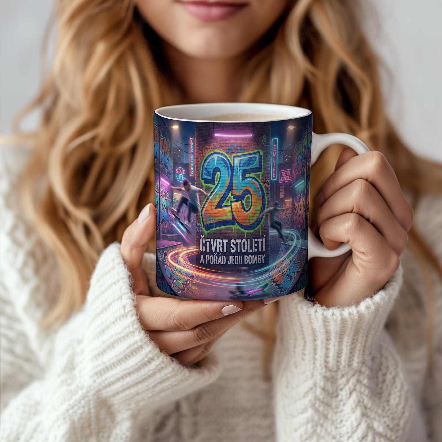 Narozeninový hrnek 25 let – ČTVRT STOLETÍ A POŘÁD JEDU BOMBY