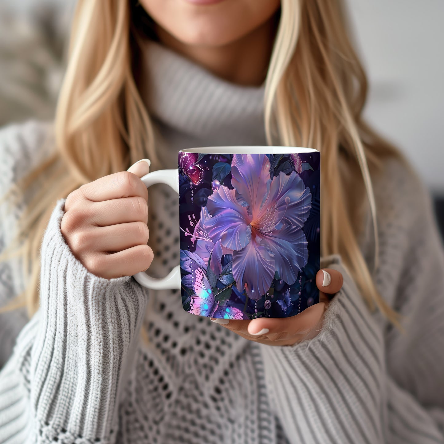 Hrnek s květem hibisku a motýly